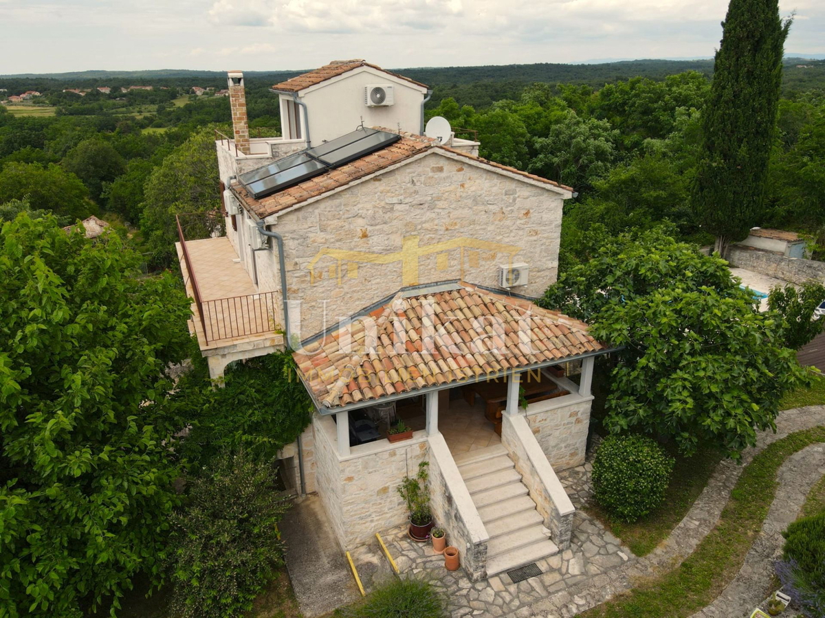 Renovirana kamnita hiša s bazenom